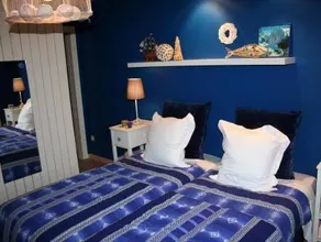 Full House Hotel - Image 2
