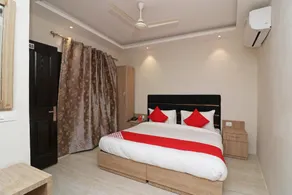 OYO 71672 Hotel Shashi Inn - Image 4