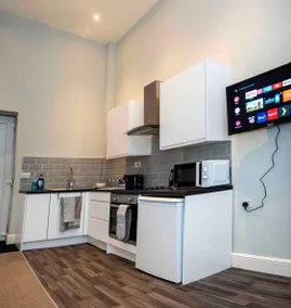 Central 1 BR Flat Near Hanley with Free Parking - Image 3