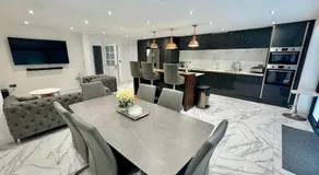 Luxury 5BR Stay With City Access - Image 2