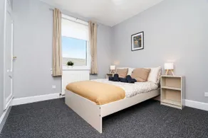 Ideal Work Stays 3BR 6 Guests Free Parking - Image 2