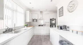 Luxury 4 Bedroom Apartment Southsea - Free Parking - Image 4