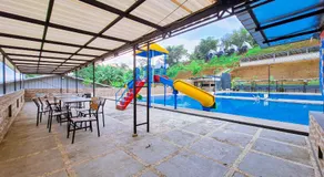 RedDoorz at Rosa Glamping And Pool Ciparay - Image 5