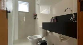 Apartamento em Poços - Varanda com Churrasqueira - Image 2