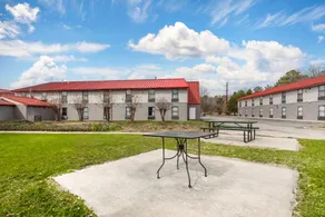 Red Roof Inn & Suites Newport News - Image 3