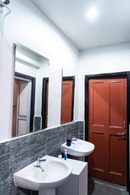 Moni Gallery Hostel - Image 3