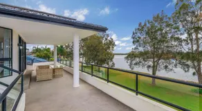 Taroona - Majestic Waterfront Holiday Yamba - Image 4