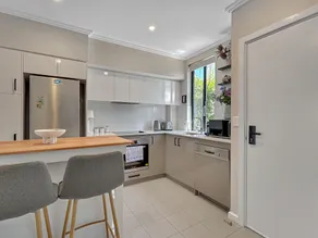 Peaceful 1-bed Unit in Leafy Yokine - Image 3