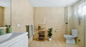Stylish Retreat Balcony Parking City Access - Image 2