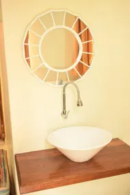 Beautiful 2-bedroom with secure/ free parking - Image 3