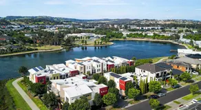 StayAU Pakenham Townhouse with Lakeview - Image 4