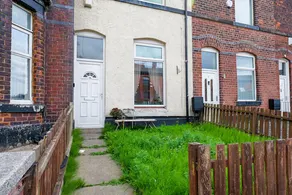 Spacious 3Bedroom| Large Bathroom & Prime Location - Image 3