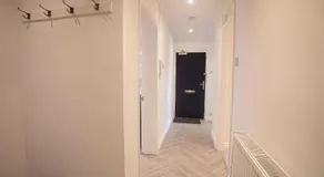 Modern 2 Bed Bromley Apartment Near Town Centre With Parking - Image 3