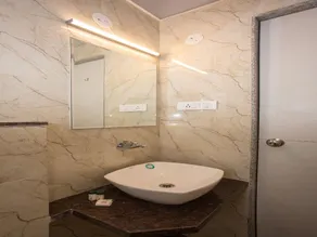 OYO 10939 Hotel Sangam - Image 5