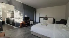 Stylish 1-bedroom apartment for 3 with balcony, free parking & river views in a quiet area - Image 2