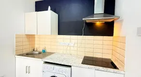 One bed Elizabeth line garden Escape -emphasize privacy and comfort - Image 2