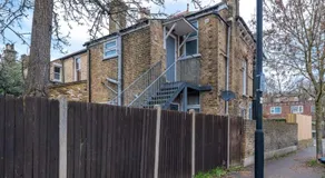 New 3BED Stylish Apartment with Amazing Transport - Image 4