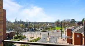 Luxury 2BR Staines 12 Mins to Heathrow & Thames - Image 5