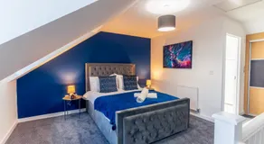 Modern 3 Bed, Ideal for Contractors, FREE PARKING - Central - Image 2