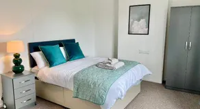 Petal House, Gloucester - Large, Spacious and charming - Image 2