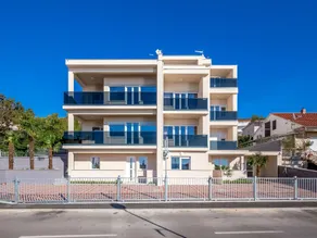 Apartment with swimming pool near sea - Image 5
