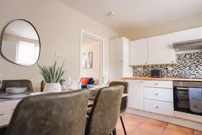 North Elgin Apartment - Image 2
