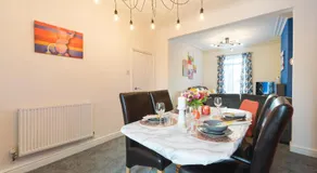 3 Bedroom Adom Home 4 Beds- 5 Mins to Hull Stadium- Close City Centre - Image 5