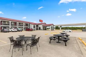 Budget Host Inn - Image 4