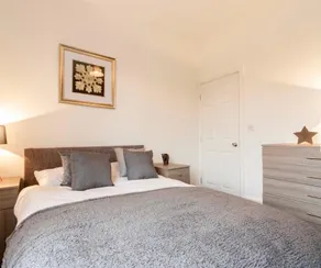 Exclusive 4 BR House near Hanley- Free Parking - Image 5