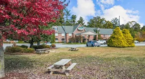 Mountain Inn & Suites Flat Rock - Image 5