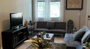 Uptown Townhouse Studio Apartment -WiFi-10 min walk to Spectrum Center - Image 2