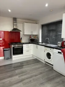 2BR Bungalow with Parking - Sunbeam Haven - Image 3