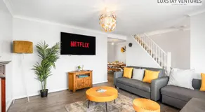 Spacious 3 Bedroom Brighton Home - South Downs - Stunning Sea Views - Garden - Pool Table - FREE Parking - Image 5