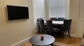 Entire2 bedrooms cosy house in Sale, Manchester - Image 4