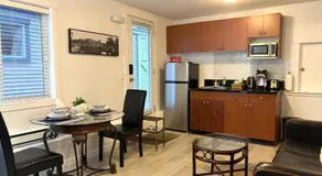 One Bedroom Suite B&B with Parking - Image 3