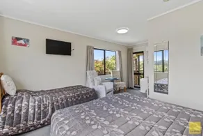 Waitomo Caves Guest Lodge - Image 2