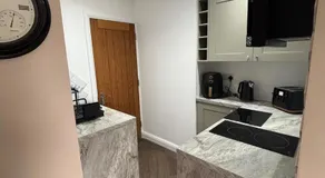 1 double bed studio with private access and parking - Image 2