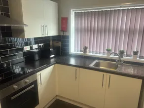4 Bedroom Aprt in Warwick with free parking & Wifi - Image 5