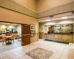 Quality Inn & Suites Fishkill South near I-84 - Image 4
