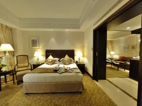 Hotel Equatorial Shanghai - Image 2