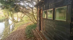 Fisherman's Cabin on the banks of the River Meon - Image 4