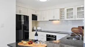 3 BEDROOM CBD WATERFRONT LUXURY APARTMENT - Image 4