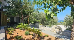 Rea's Luxury Apartments - Image 2