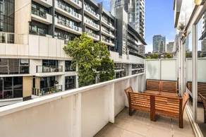Bright 2-Bed Home with Secure Parking - Image 5