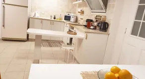 Spacious and Peaceful 2BD with Mamad, Garden & Parking - Image 3