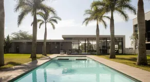 Spacious Modern 2-Bedroom Apartment with Pool & Gym Access - Image 3
