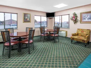 Super 8 by Wyndham Dwight - Image 3