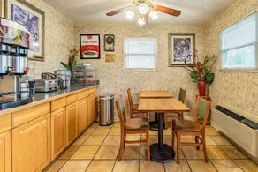 Econo Lodge Worthington - Columbus North - Image 4