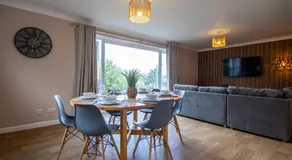 Great Views, Fast WiFi & Driveway Parking - Image 3