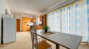 Cosy 2BR penthouse with private balcony by 360 Estates - Image 2